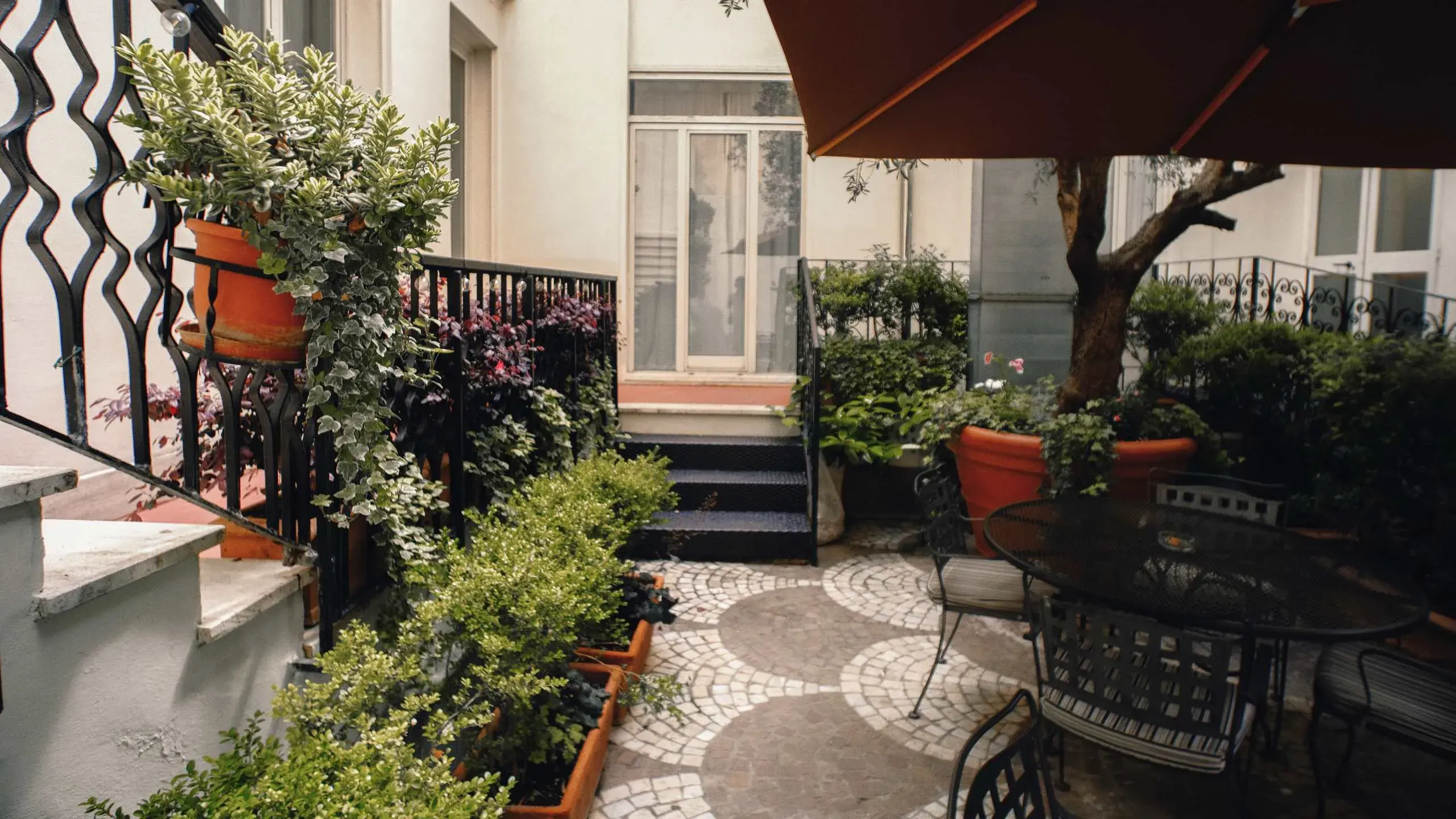 The garden courtyard with tables beneath a parasol